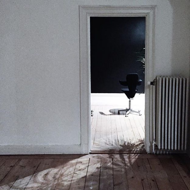 #late #work #office #straightdesign #vmg47 #light #shadow #interior