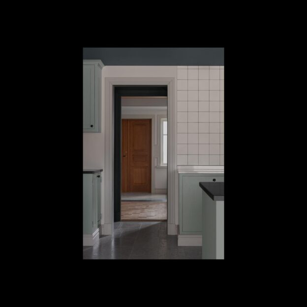 Transforming an 1840s house into a modern home while preserving its original interior charm demanded meticulous attention to details, materials, and colors. An exciting challenge to harmonizing past and present.